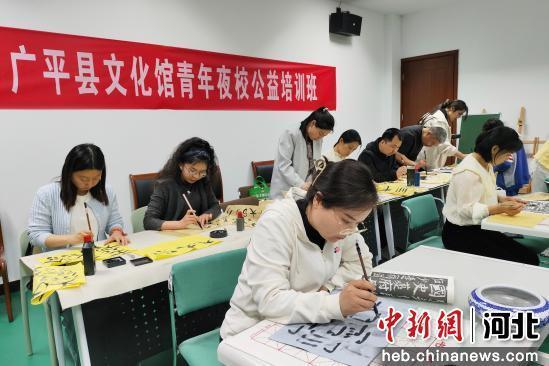 图为青年夜校书法公益课程。 孙雨蝶 摄