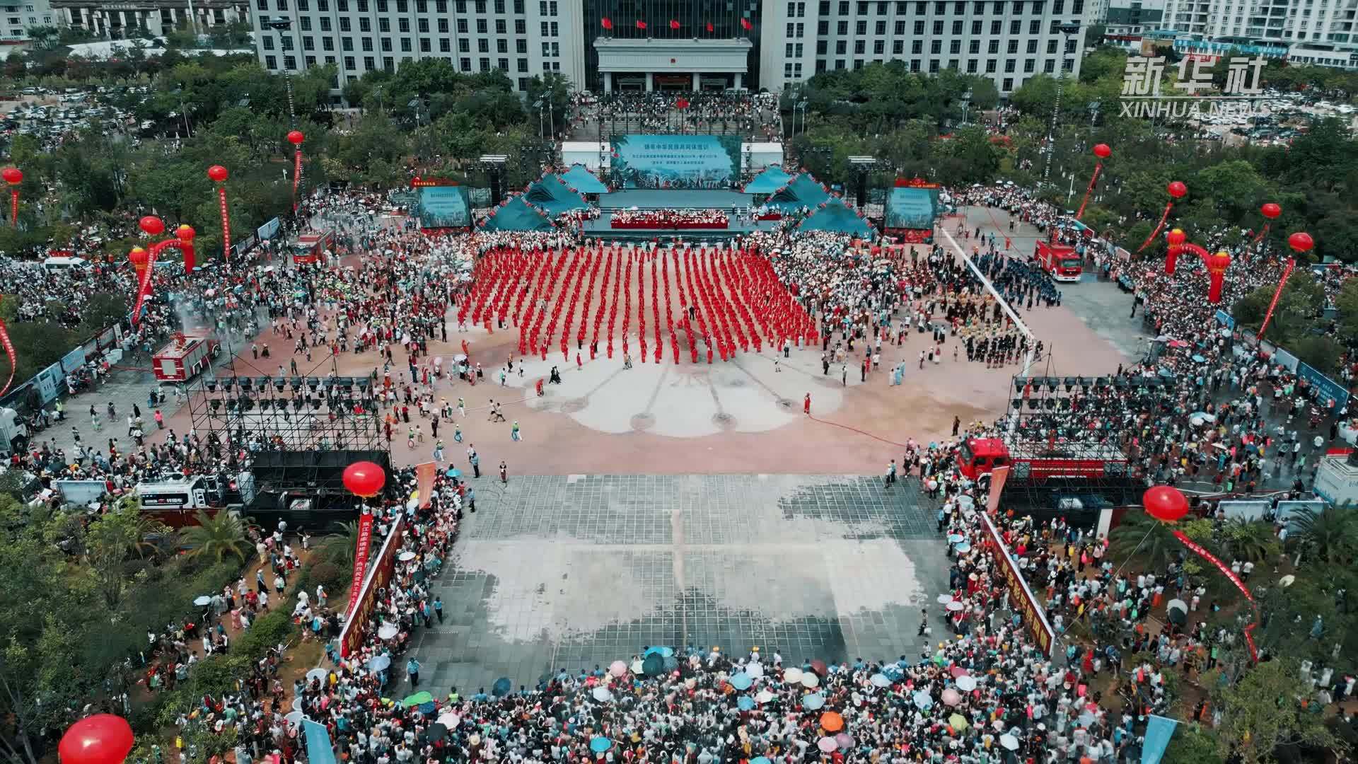 云南双江：万人共度泼水节