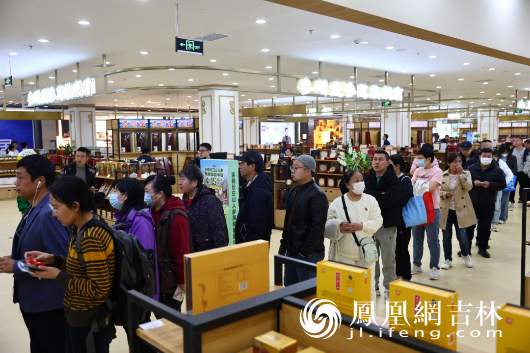 顾客在展销中心排队购物。