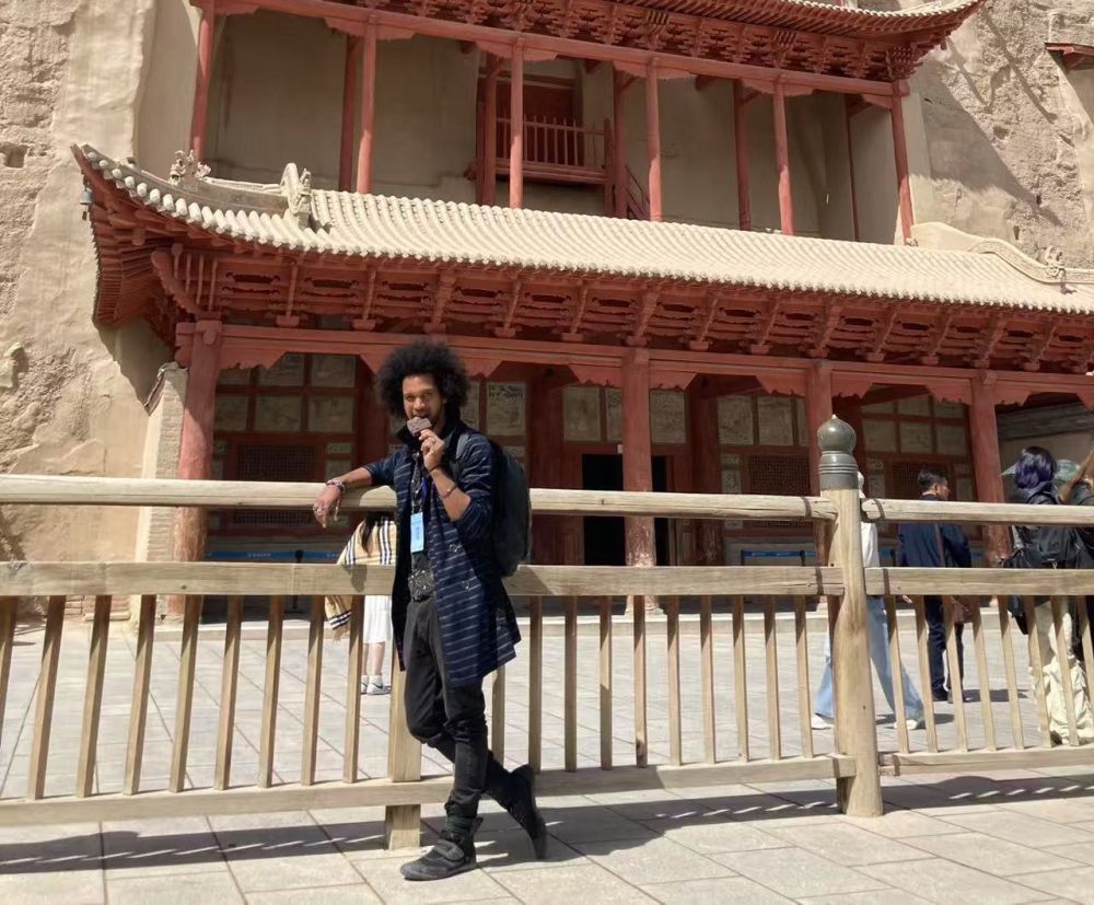 扎克里·史密斯在敦煌莫高窟拍照留念(受访者供图)