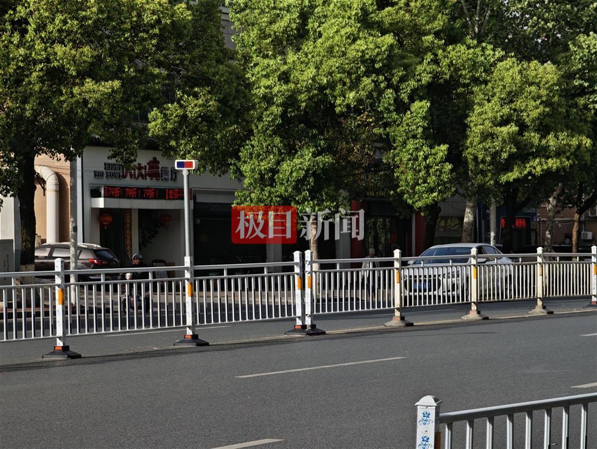 事发路段加装的护栏（极目新闻记者 唐佳燕 摄）