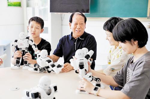 2023年,侯二河(左二)在白沙学校了解学生们的学习生活情况。受访者供图