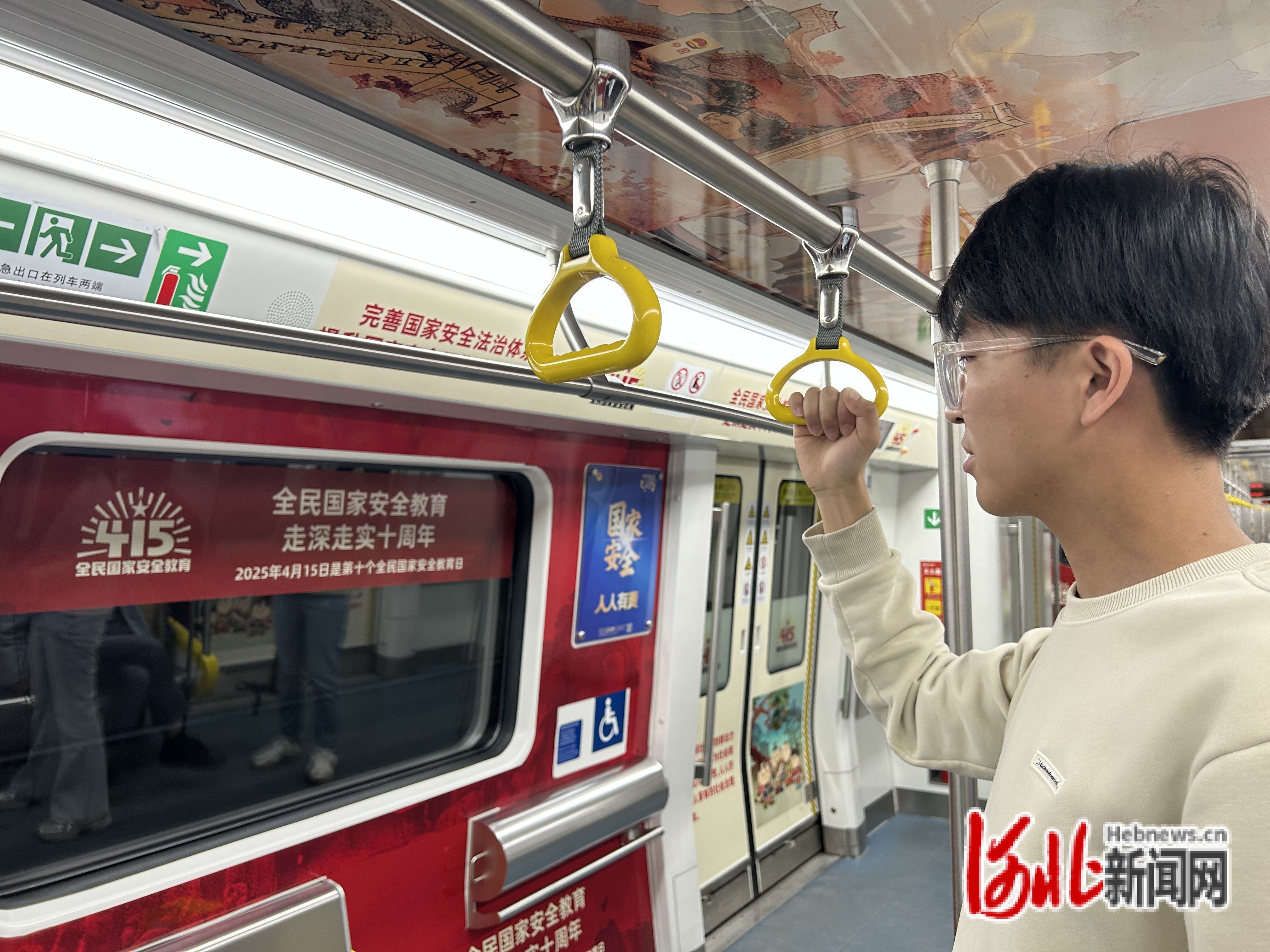 4月15日，石家庄“国安号”地铁专列在2号线正式上线发车。河北日报客户端记者张晓超摄