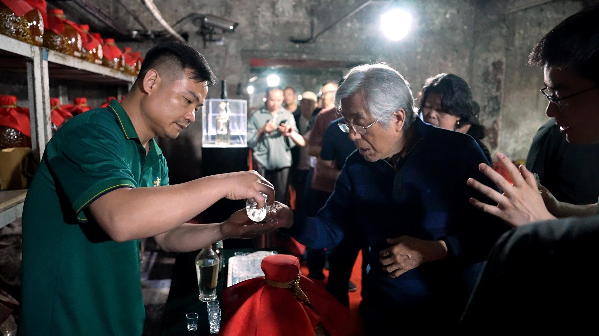 参观团队在地下酒窖品鉴武陵酒