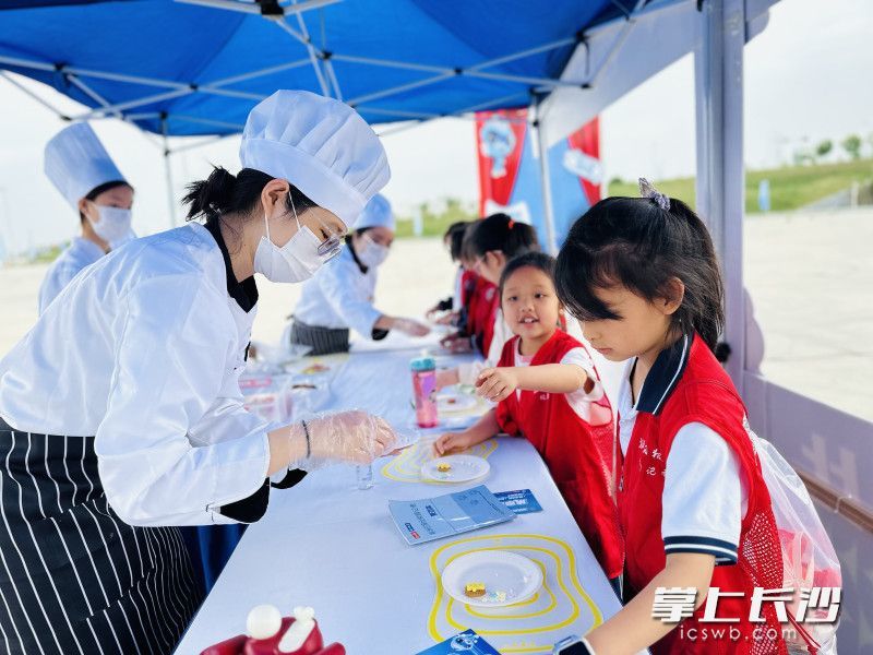 赛场外，孩子们热情高涨，积极参与各项技能体验。 均为长沙晚报全媒体记者刘攀、余劭劼摄