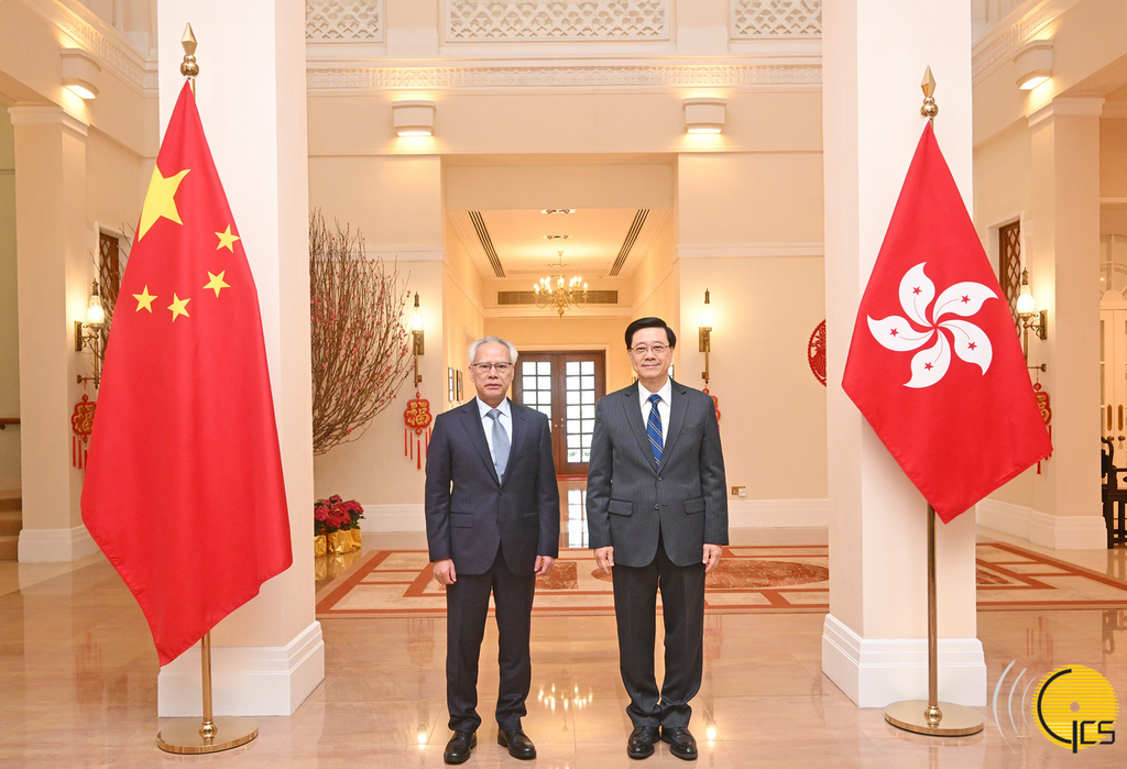 2月14日，澳门特区行政长官岑浩辉（左）率领澳门特区政府代表团访问香港，期间与香港特区行政长官李家超在香港礼宾府会面（图：澳门特区政府新闻局）