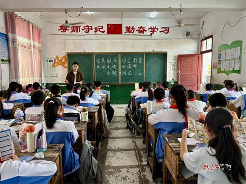 召开主题班会(叶斯妮 摄)