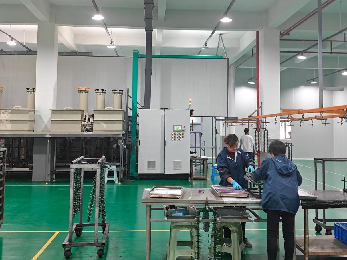 景德镇某陶瓷有限公司车间陶瓷工人在工作