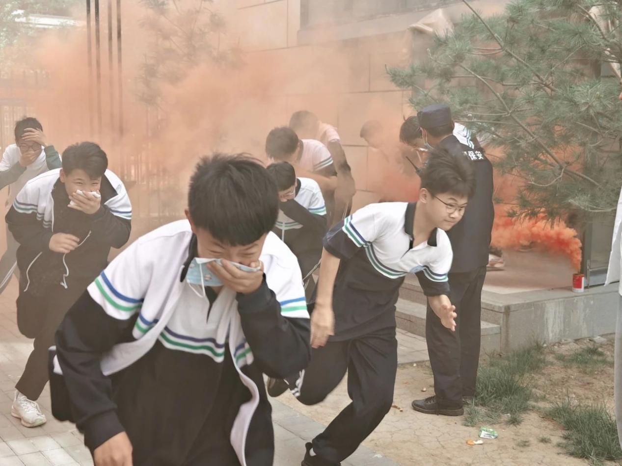 济宁天立学校初中部举行消防安全演练