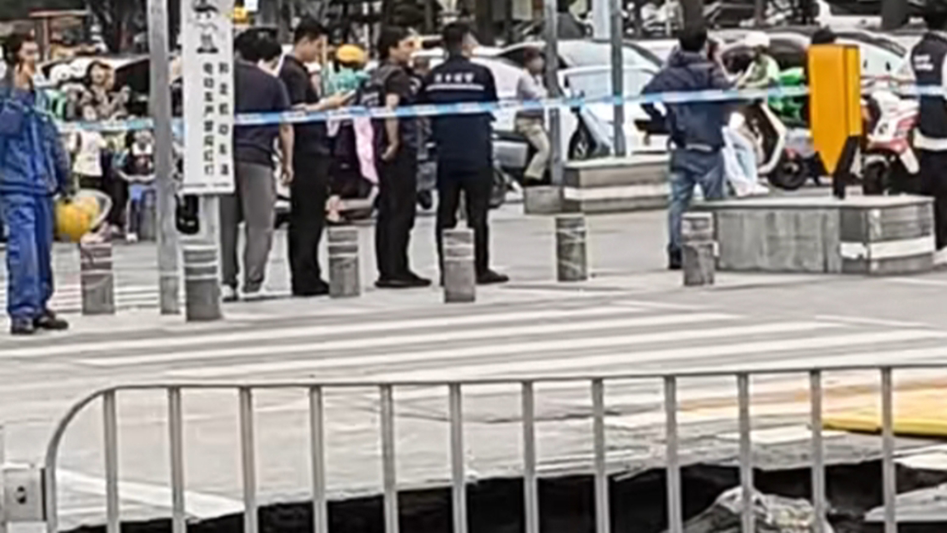 深圳一路面突发坍塌，塌陷原因系地下不密实土体沉降引起，未造成人员伤亡
