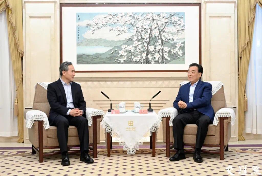 江苏省委书记信长星与中国贸促会会长任鸿斌举行工作会谈。 图片来源：交汇点新闻