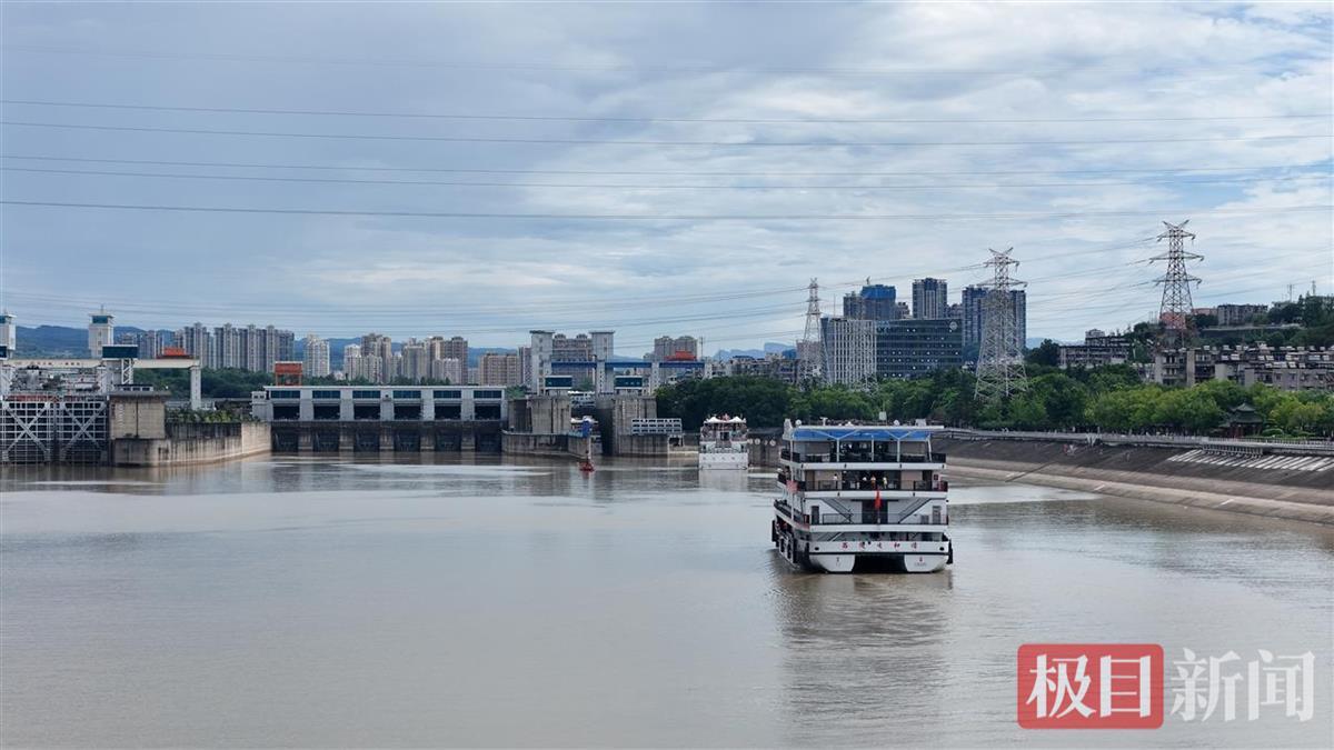 火爆的两坝一峡游船
