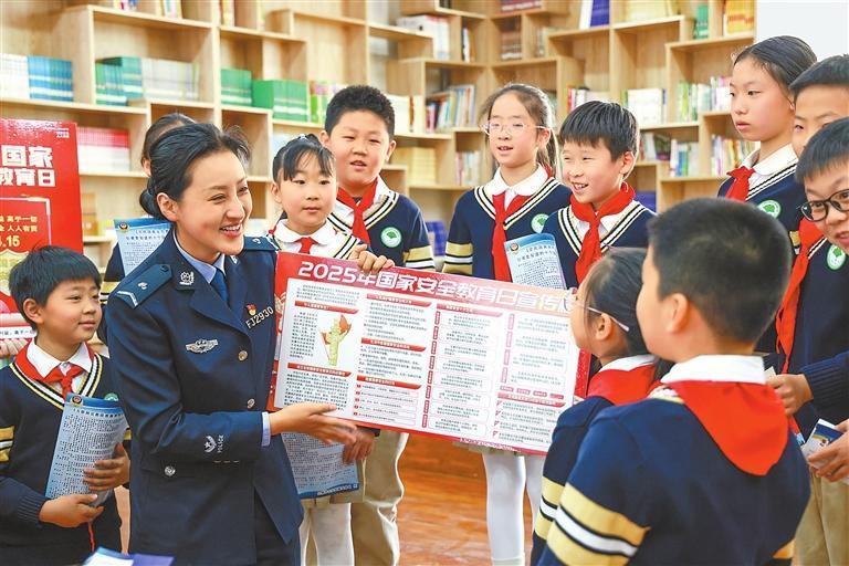 4月15日，兰州市公安局民警到城关区金塔巷小学普及国家安全相关法律法规知识。新甘肃·甘肃日报通讯员　金万贵