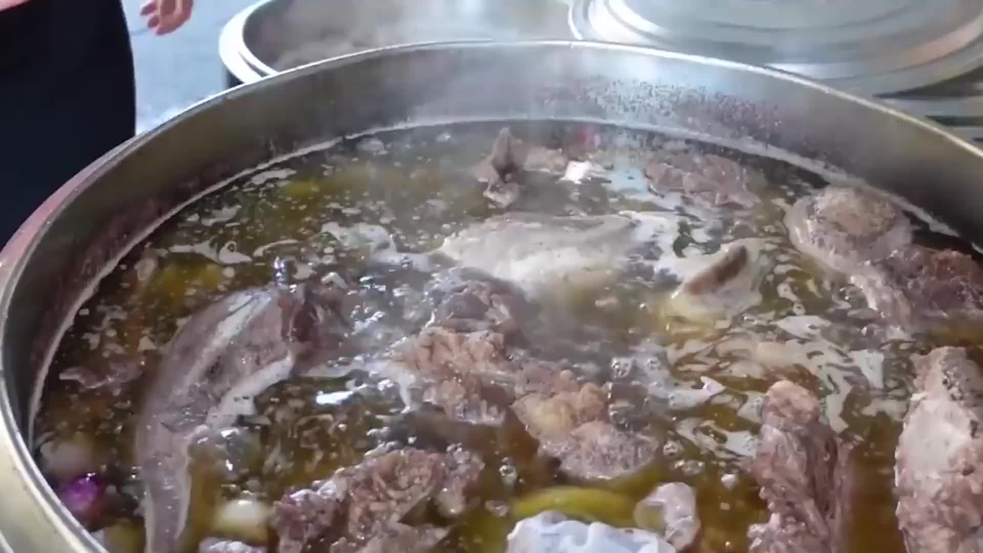 广西“肉最多”小吃店，人均12块吃到撑，大姐每月狂赚5万块