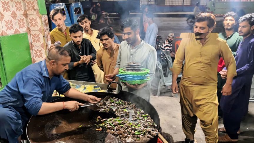 这么重口味你敢吃吗？巴铁美食，只敢在夜晚卖，当地人都爱吃