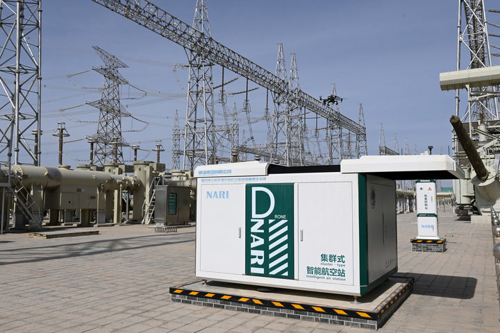 2025年3月8日，在酒泉市瓜州县境内的&plusmn;800千伏祁韶直流工程送端——&plusmn;800千伏特高压祁连换流站，巡检无人机起飞准备巡检。新华社记者　范培珅　摄