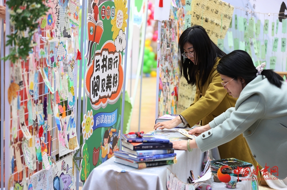 两位老师精心布展