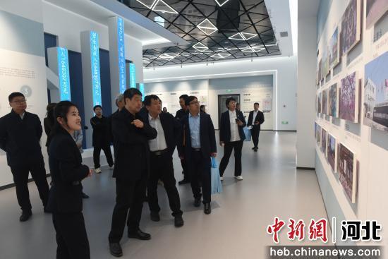 与会人员参观现场。 刘娟 摄