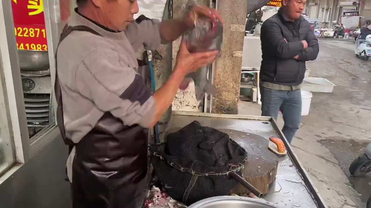 客人花300块买一条7斤野生青竹拿来加工鱼生，师傅直呼罕见