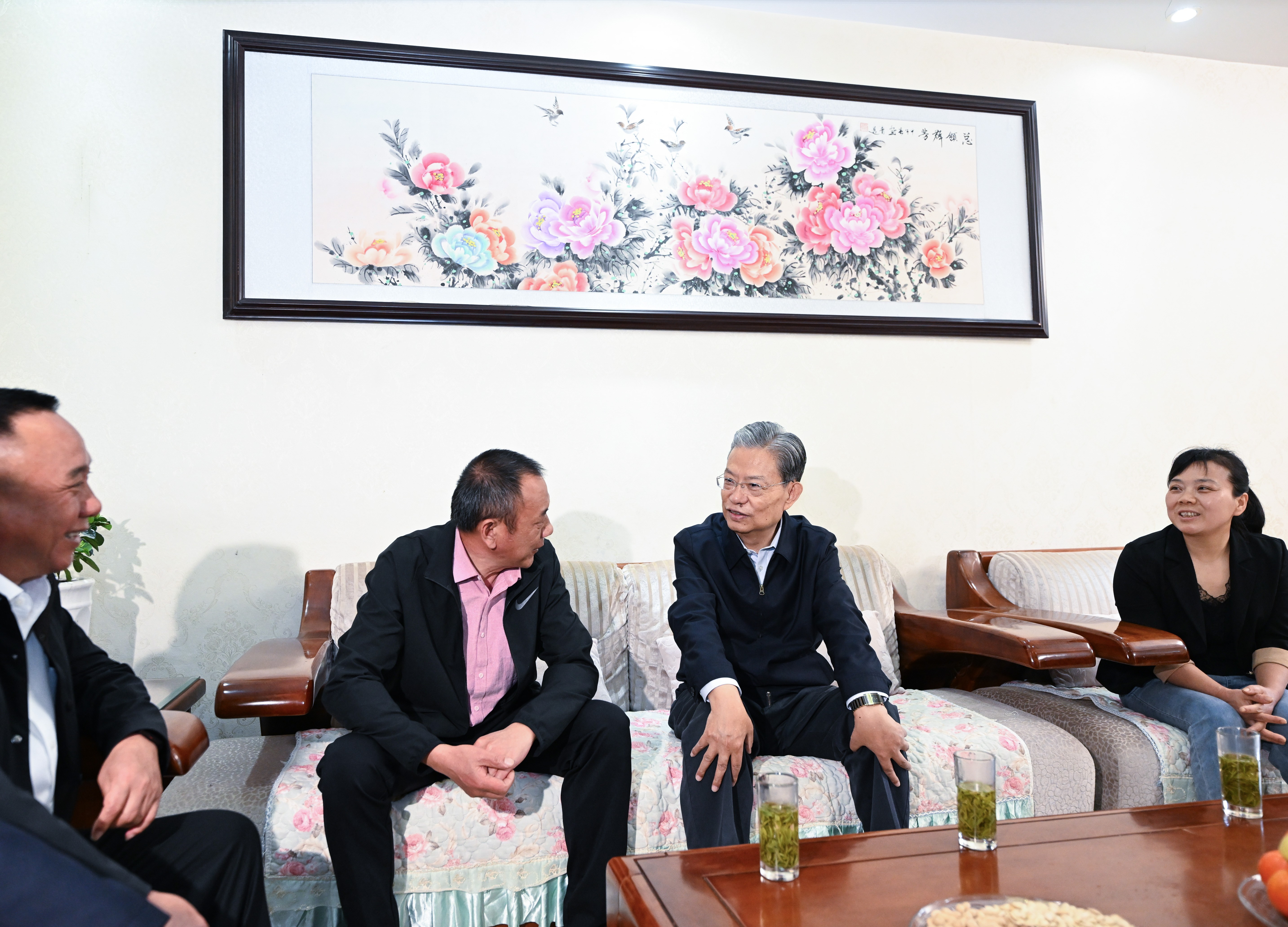 4月14日至17日，中共中央政治局常委、全国人大常委会委员长赵乐际在江苏、安徽调研。这是4月16日，赵乐际在安徽省安庆市宜秀区五横乡杨亭村走访农户。新华社记者 李响 摄