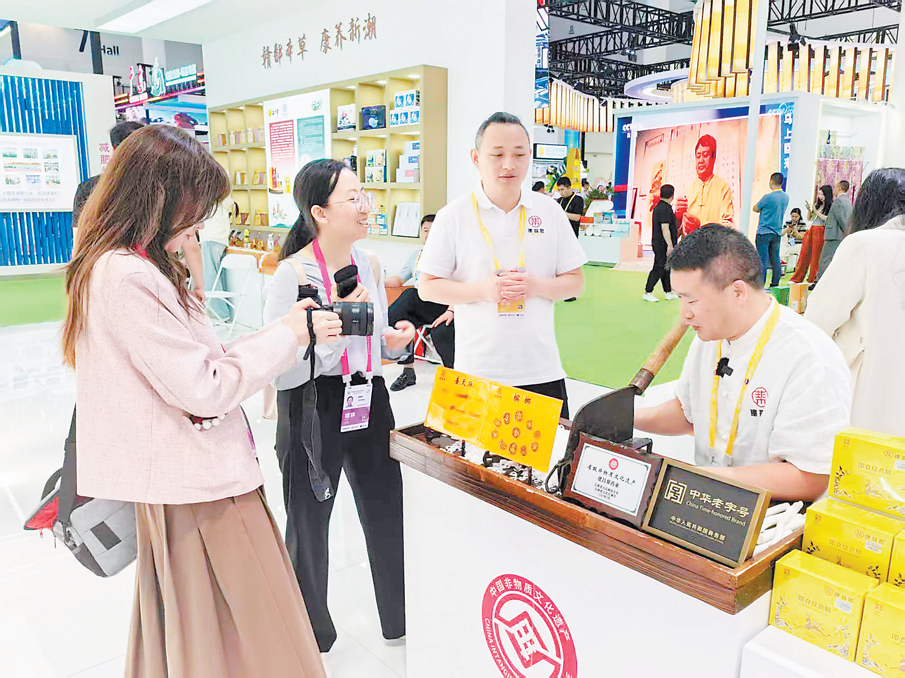 建昌帮非遗代表性传承人现场展示古法切制技艺。