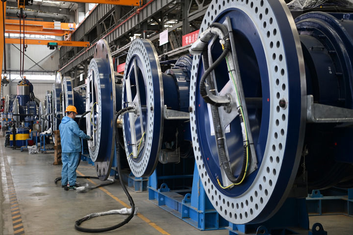 2025年3月10日，在位于酒泉经济技术开发区的甘肃明阳智慧能源有限公司总装厂，工人在车间作业。新华社记者　范培珅　摄