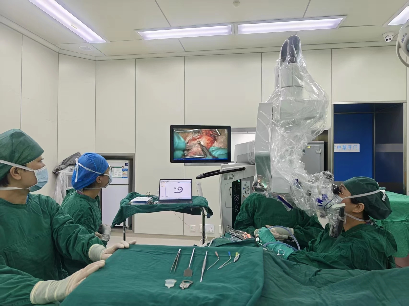 术中场景（图片由联勤保障部队第940医院提供）