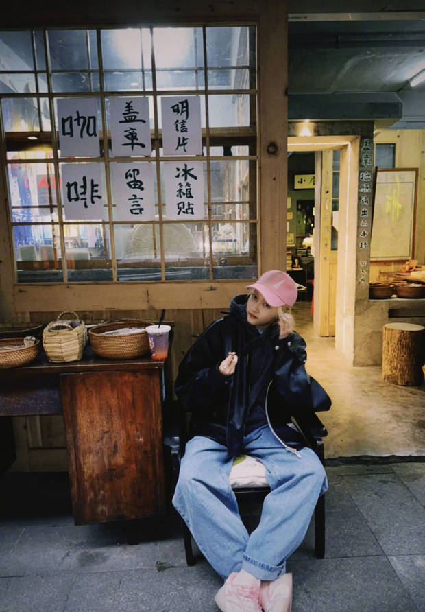 关晓彤皮肤白皙。