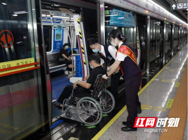 车站为行动不便乘客提供爱心接力服务。