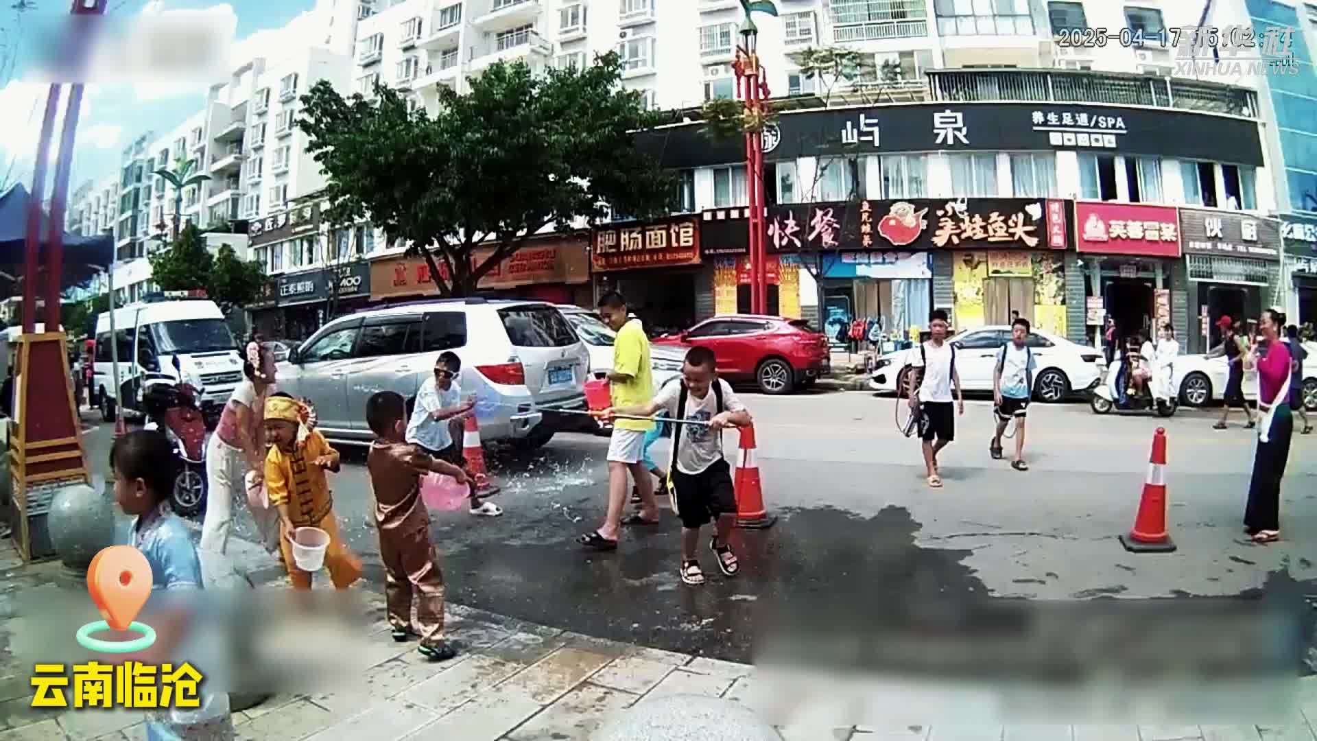 警察叔叔，就是他们泼我！人类幼崽泼水节实录