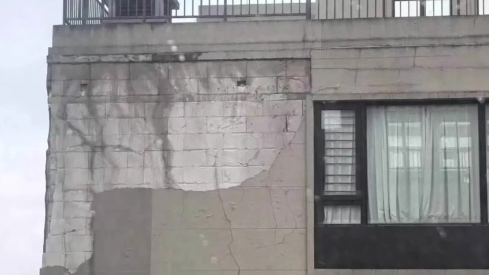 杭州一小区外立面墙体被大风吹落砸伤人，社区：伤者在抢救