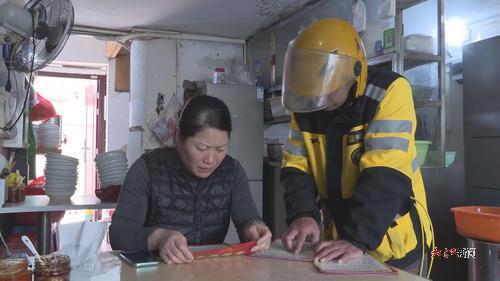 在崇义县，外卖小哥把国家安全知识送到居民家中。