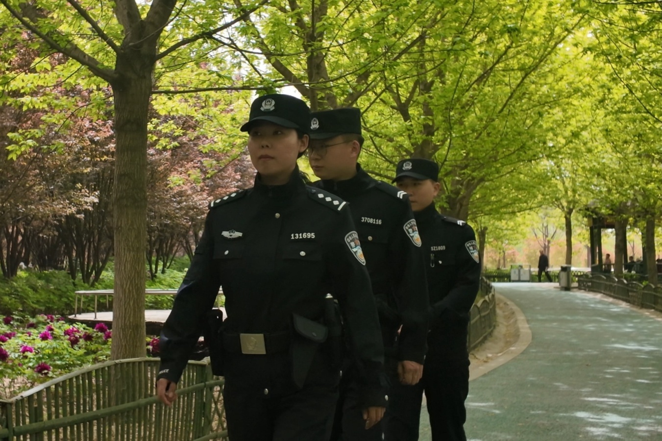 济宁安居牡丹园营业开放 辖区民警赏花区热心护航