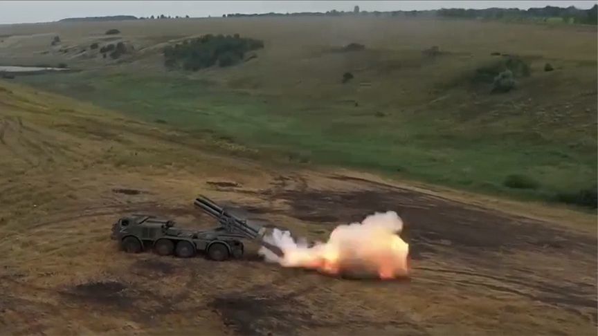 凤凰直击：俄乌两军激战500公里战线，俄军以消耗战继续蚕食推进