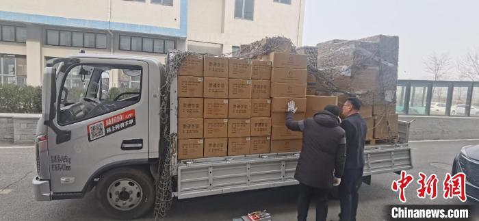 近日，辽韩企业合作开发的3万片新柞蚕丝深加工产品“100%蚕丝面膜”从大连海关通关并运抵位于营口的中天蚕业。周福昌 摄