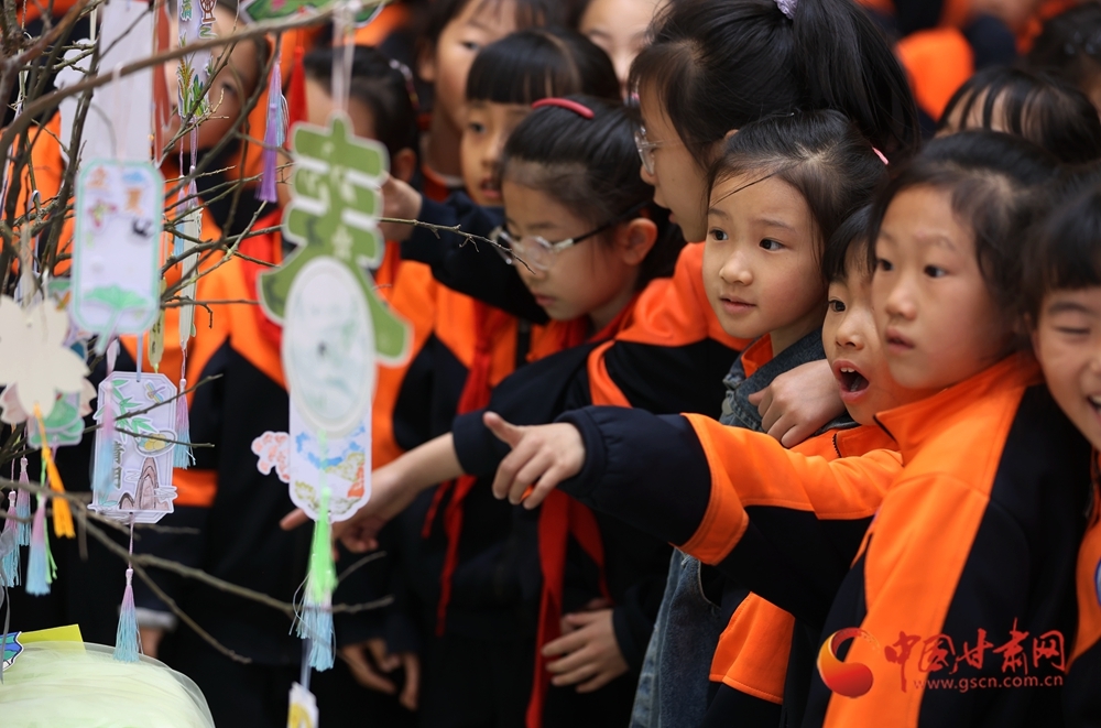 同学们在校园读书节上参观各个年级师生制作的读书笔记、手抄报,分享创作心得与体会。