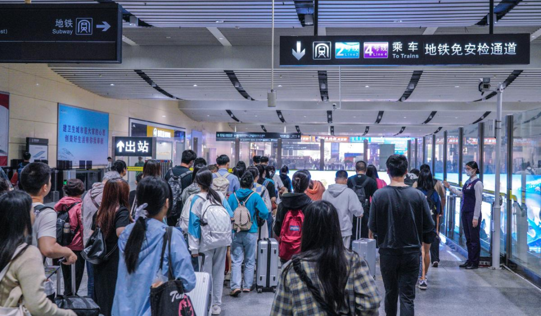 长沙高铁南站通往地铁的免安检通道。