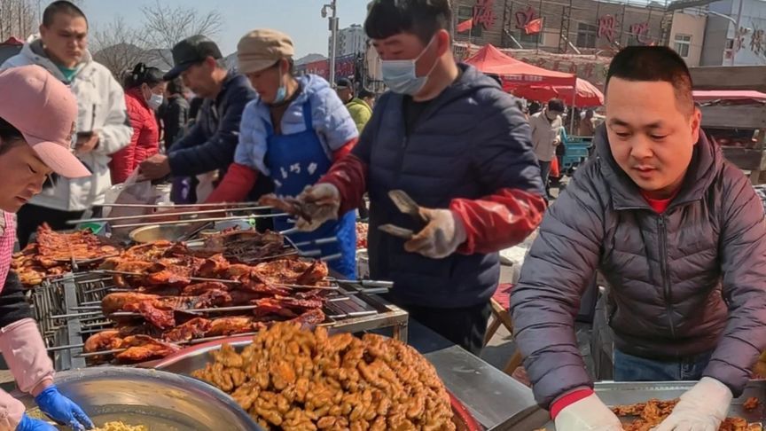 山东青岛赶大集，各种美食摆满地舌尖暴击，人气烤鸡手工凉皮真香