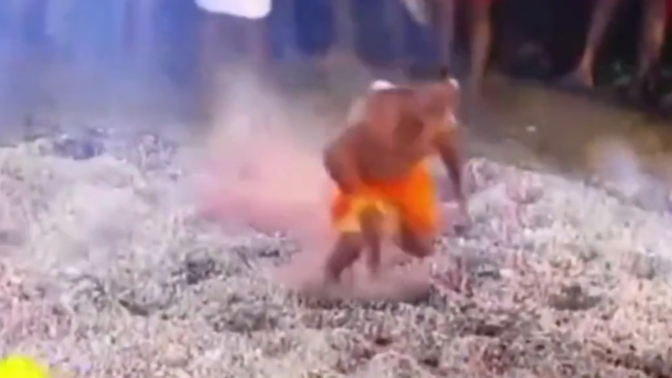 印度寺庙举行火行仪式，男子不慎摔入余烬中身亡