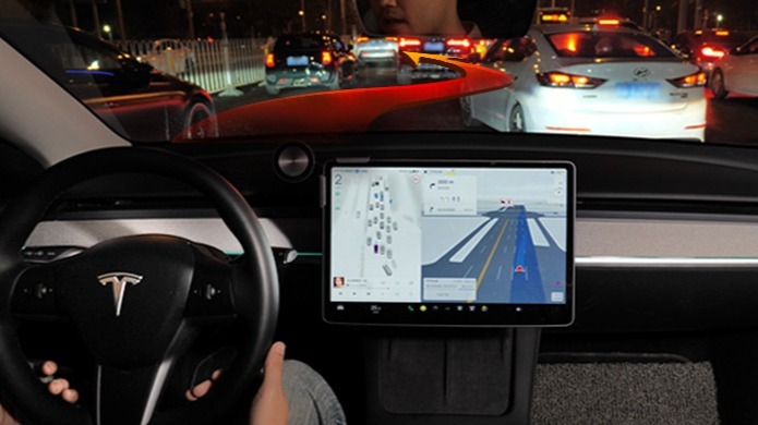 当特斯拉FSD勇闯北京最堵高峰 12分驾照依旧不够扣｜凰家智车局