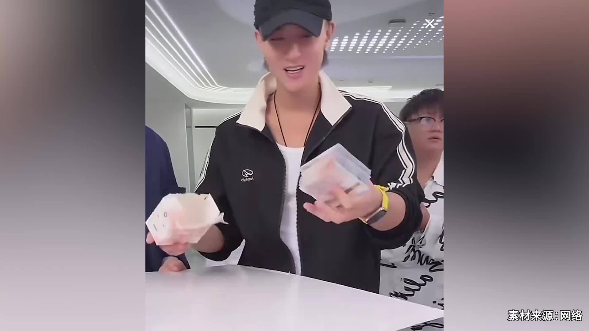 网友分享黄子韬卫生巾使用感受：吸收性、干爽度、透气性都很好，希望能多出一些款式