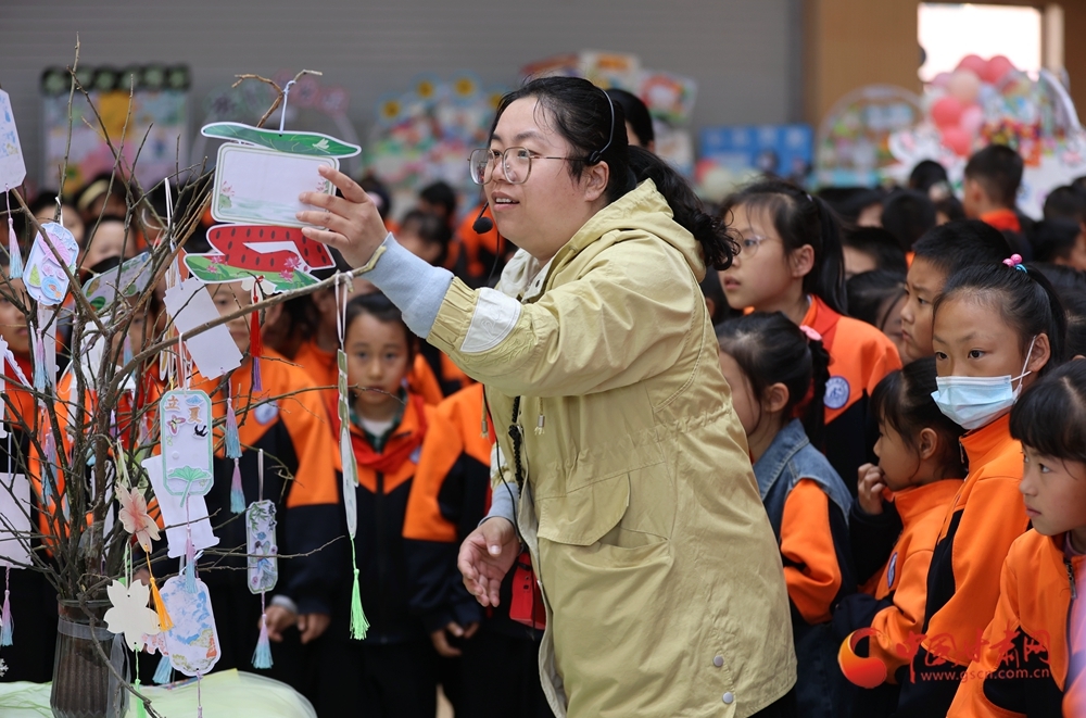 老师为同学们推荐校园读书节中创意好、制作精美的作品