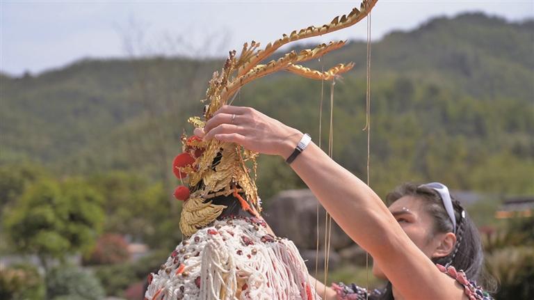 佩戴“凤凰”头饰