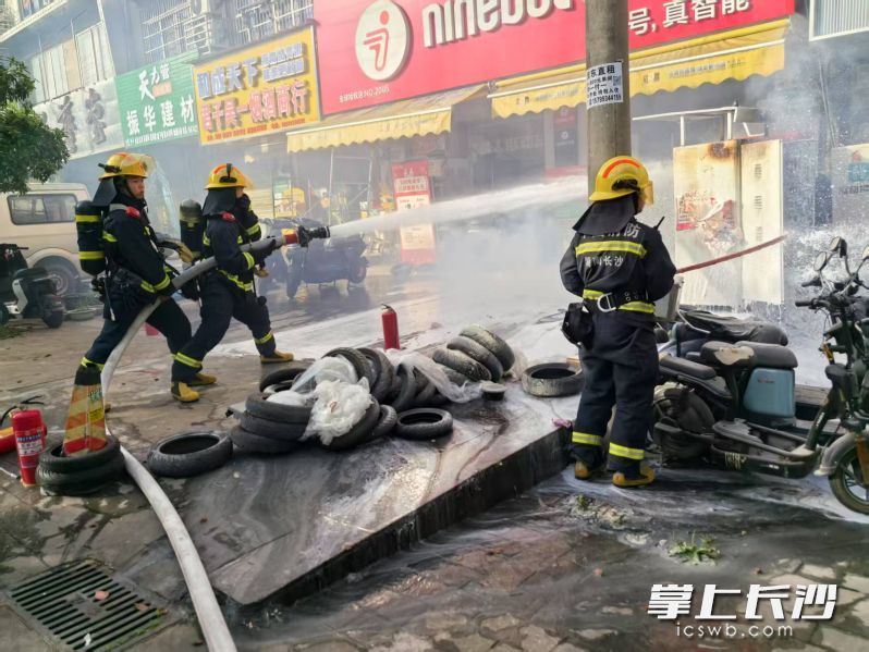 消防员正奋力扑救充电柜火灾。通讯员 吴如意 摄