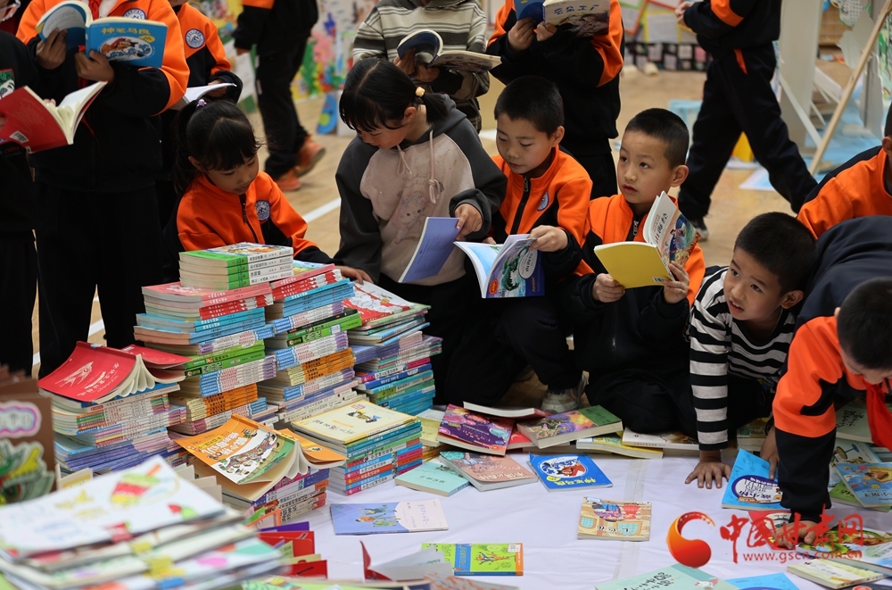 师生们携带闲置书籍到“图书跳蚤市场”和“漂流站”,通过以书换书的形式分享阅读乐趣。