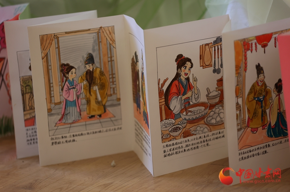 学生们进行书签、连环画设计比赛,展示出的作品融合水墨、剪纸、动漫等元素。