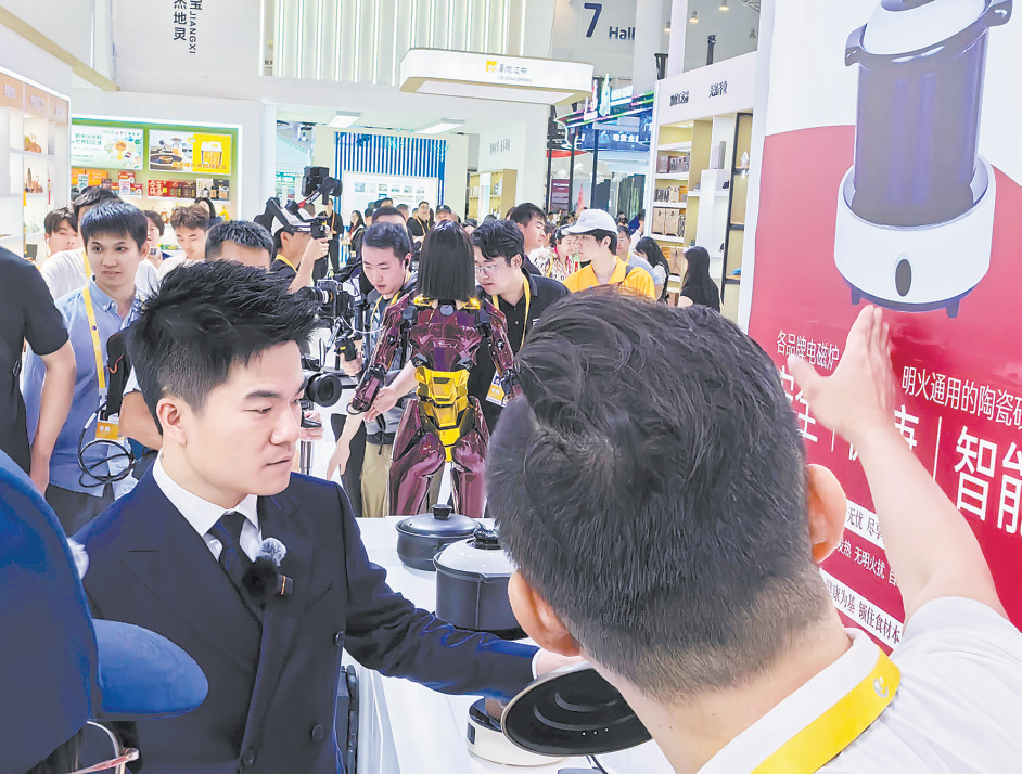 董宇辉（左一）探访黎川陶瓷展位。