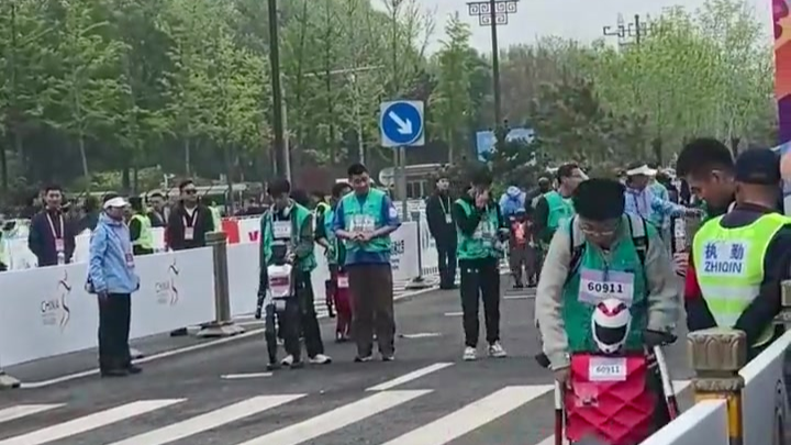 机器人起跑状况百出，撞杆、起跑失败，被人搬下赛场