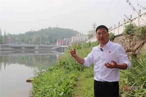 邓辉在事发现场回忆当时的场景（邓敏 摄）