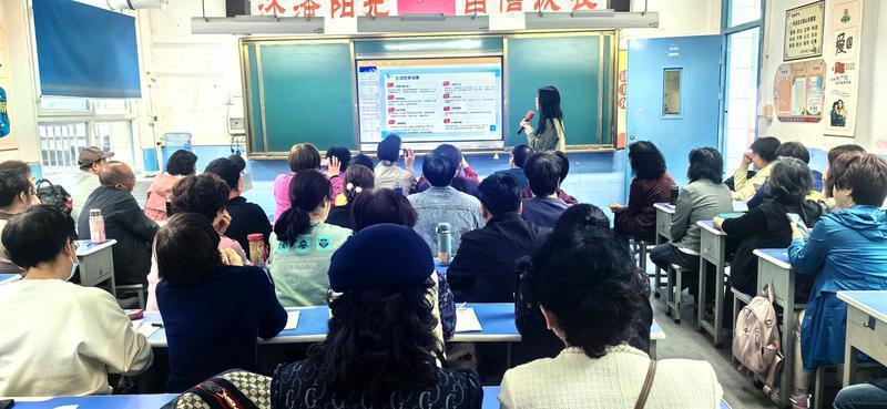 老年大学课堂上，老师为老人们讲解AI应用。
